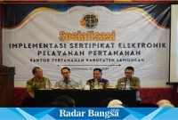 Kepala BPN Kabupaten Lamongan Nursuliantoro saat sosialisasi implementasi sertifikat elektronik pelayanan pertanahan, Rabu (19/6) di Hotel Grand Mahkota Lamongan (IST)