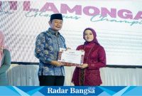 (kanan) Bupati Lamongan, Yuhronur Efendi