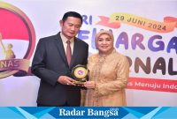 Bupati Lamongan Yuhronur Efendi  saat menerima penghargaan di Merapi Grand Ballroom Pusat Rekreasi dan Promosi Pembangunan (PRPP) Kota Semarang, pada Jumat malam (28/6/2024). (IST)