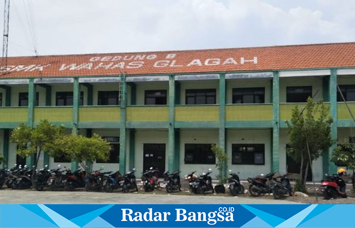 Gedung Sekolah Menengah Kejuruan (SMK) Wahid Hasyim Glagah Lamongan tampak dari depan. (ist)