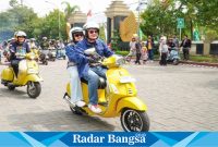 Bupati Lamongan, Yuhronur Efendi, bersama ratusan pecinta motor vespa Lamongan jelajah wisata pada Minggu (30/6/2024). (IST)