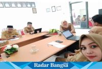 Diskominfo Kabupaten Bangkalan melalui Bidang Aplikasi Informatika saat mengunjungi Kecamatan Bangkalan, pada Kamis (13/06). (IST)