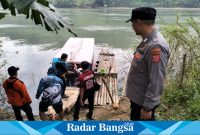 Petugas gabungan dan tenaga kesehatan (Nakes) evakuasi seorang ODGJ yang loncat dari jembatan Citarum. (Dok Foto : Polsek Bojongpicung, Polres Cianjur)