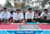 Bupati Cianjur H Herman Suherman shalat Idul Adha 2024. bersama masyarakat. (Foto: Mamat Mulyadi/Radar Bangsa)