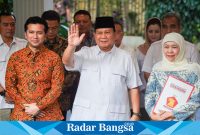 (Tengah) Ketua Umum Partai Gerindra Prabowo Subianto memberikan Surat Keputusan (SK) dari DPP Partai Gerindra untuk mengusung pasangan Khofifah-Emil  (Ist)