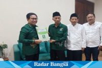 Ketua Desk Pilkada DPP PKB Halim Iskandar saat menyerahkan surat rekomendasi di kantor DPW PKB Jawa Timur, yang terletak di Jalan Gayungsari No 33, Manunggal, Kecamatan Gayungan, Surabaya, pada Minggu (23/6) 