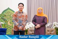 (kanan) Wakil Presiden RI terpilih, Gibran Rakabuming Raka, sat melakukan kunjungan ke rumah  (kiri) Khofifah Indar Parawansa di kawasan Jemursari pada Kamis (6/5/2024) (ist)