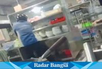 Salah seorang pelaku pengeroyokan kepada Ameng terekam video amatir sewaktu merusak barang di Restoran Hainan, Jalan Pahlawan Nomor 73 Surabaya (Dok Pribadi Tjiu Hong Meng)