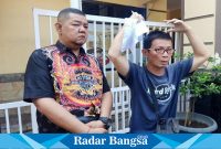 Ameng (berkaos biru) didampingi Kuasa Hukumnya, I Komang Aries Dharmawan memenuhi panggilan Penyidik Reskrim Polsek Bubutan, Kamis (13/6/2024) siang, terkait Laporan Polisi yang dibuat Lenna Anita tentang dugaan penganiayaan (Foto : FYW)