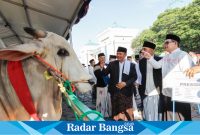 Pj. Gubernur Adhy secara simbolis menyerahkan sapi kurban dari Presiden RI, Joko Widodo, kepada Masjid Raya Islamic Center Provinsi Jawa Timur (IST)