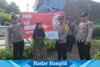 Kapolsek Tikung IPTU Tulus Haryanto, S.E., M.H bersama anggota melaksanakan kegiatan pembagian bantuan sosial  (IST)