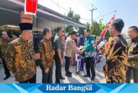 Kapolsek Tikung Iptu Tulus Haryanto, SE., MH  saat berjabatan dengan Bupati Lamongan Drs. H. Yohronur Efendi, MBA di Balai Desa Botoputih, Kecamatan Tikung, Kabupaten Lamongan pada Jumat, (21/06/ 2024) (IST)