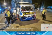 (kiri) Kapolsek Tikung, Iptu Tulus Haryanto, S.E., M.H., saat mengecek mobil barang (IST) 