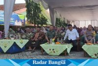 (kiri) Kapolsek Tikung IPTU Tulus Haryanto, S.E., M.H., bersama dengan Forkopimcam Tikung menghadiri acara pelepasan siswa kelas IX SMP Negeri 1 Tikung Kabupaten Lmaongan, pada hari Rabu, (12/06/2024) (IST)