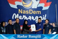 Dra. Hj. Mudawamah, M.H.I saat mengambil formulir di DPD Partai NasDem Kabupaten Kediri (foto: Hikam)