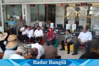 Para petani dan mahasiswa saat unras dan diterima audensi dengan jajaran BPN Cianjur. (Foto: Mamat Mulyadi/Radar Bangsa)