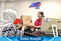 Salah satu pelanggan melakukan transaksi di sales counter JNE Surabaya Jl. Juanda Km. 2-3 Sidoarjo (IST)