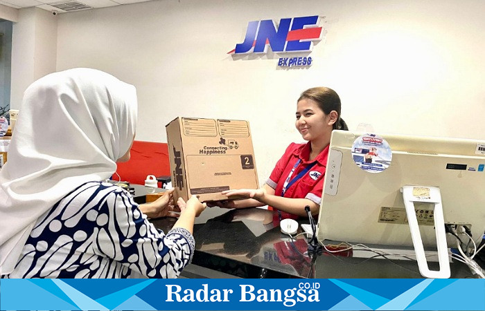 Salah satu pelanggan melakukan transaksi di sales counter JNE Surabaya Jl. Juanda Km. 2-3 Sidoarjo (IST)