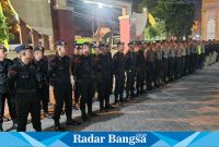 Anggota gabungan Brimob, Dalmas Polda Jatim  saat Apel siaga di halaman Pendopo Kecamatan Tikung, pada Selasa (09/07) (IST)