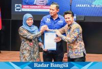 Ketua Umum Partai Demokrat, Agus, l Harimurti Yudhoyono , secara resmi menyerahkan SK rekomendasi mengukung Khofifah Indar Parawansa dan Emil Elestianto Dardak Cagub - Cawagub  Jawa Timur 2024. Penyerahan di Kantor DPP Partai Demokrat  pada Rabu (10/7/2024) malam di Kantor DPP Partai Demokrat