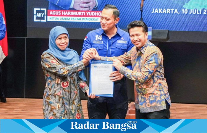 Ketua Umum Partai Demokrat, Agus, l Harimurti Yudhoyono , secara resmi menyerahkan SK rekomendasi mengukung Khofifah Indar Parawansa dan Emil Elestianto Dardak Cagub - Cawagub  Jawa Timur 2024. Penyerahan di Kantor DPP Partai Demokrat  pada Rabu (10/7/2024) malam di Kantor DPP Partai Demokrat