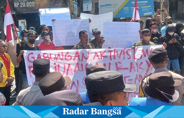 Gabungan aktivis pergerakan Lamongan menggelar unjuk rasa di depan kantor DPRD Lamongan pada Senin (15/7).