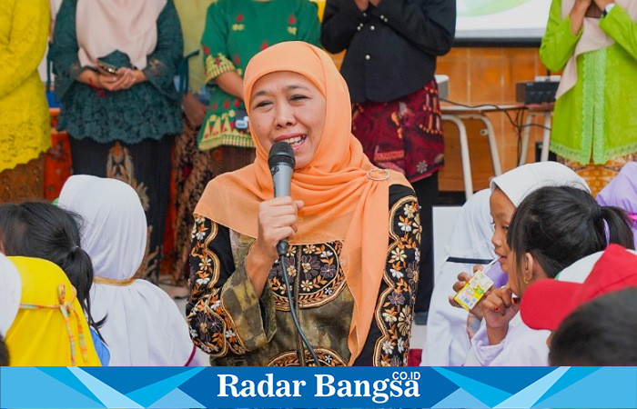 Khofifah Indar Parawansa, Ketua Umum PP Muslimat NU dan mantan Gubernur Jawa Timur periode 2019-2024,saat  menyambut siswa-siswa di hari pertama Masa Pengenalan Lingkungan Sekolah (MPLS) di SDN Margorejo VI/524 Kota Surabaya pada Senin, (15/07) (IST)