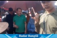 Calon Bupati Lamongan, H. Abdul Ghofur didampingi relawan blusukan di Pasar Ikan mendengar aspirasi para pedagang (IST)