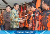 Bupati Lamongan Yuhronur Efendi saat berjabatan tangan dengan David Rigi Afandi, yang baru dilantik sebagai Ketua MPC Pemuda Pancasila Lamongan periode 2023-2027 (sumber prokopim)