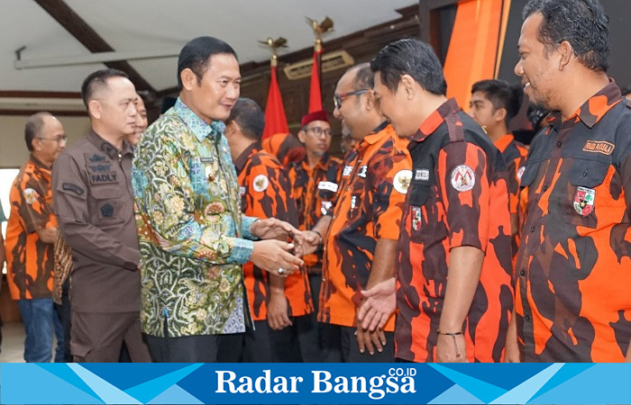 Bupati Lamongan Yuhronur Efendi saat berjabatan tangan dengan David Rigi Afandi, yang baru dilantik sebagai Ketua MPC Pemuda Pancasila Lamongan periode 2023-2027 (sumber prokopim)