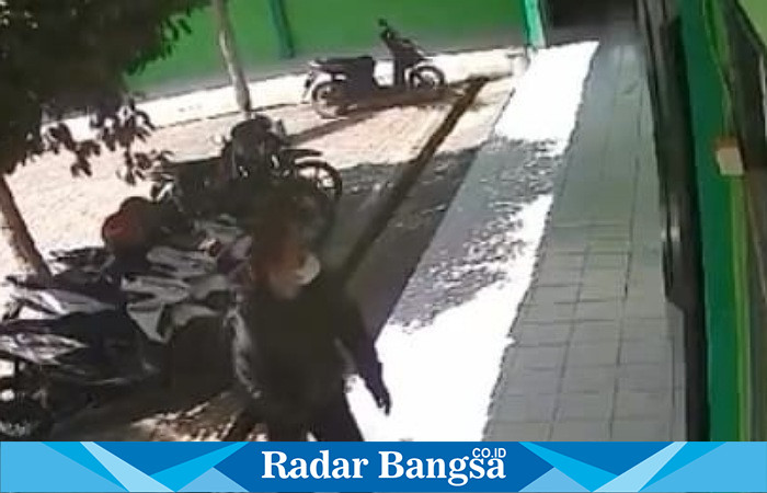 Tangkapan kamera CCTV aksi pencurian di MTS MA Wahid Hasyim Tikung (ist)