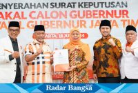 Presiden PKS, Ahmad Syaikhu, di hadapan seluruh kader PKS saat menyerahkan SK rekomendasi ke Khofifah Indar Parawansa dan Emil Elestianto Dardak  di  Pilgub Jatim 2024. pada hari Kamis (18/7/2024)(IST)