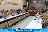 Kepala Kantor ATR/BPN) Lamongan, Nursuliantoro, S.P., M.H. saat , melakukan briefing kepada pegawai mengenai dimulainya implementasi Sertipikat Elektronik. (IST)