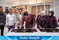 Bupati Lamongan, Yuhronur Efendi,  saat meresmikna MOOLA di Kantor Dinas Perindustrian dan Perdagangan Kabupaten Lamongan, Jl. Panglima Sudirman No.94, Banjar Anyar, Banjarmendalan, Kecamatan Lamongan, pada Rabu (24/07) (IST)