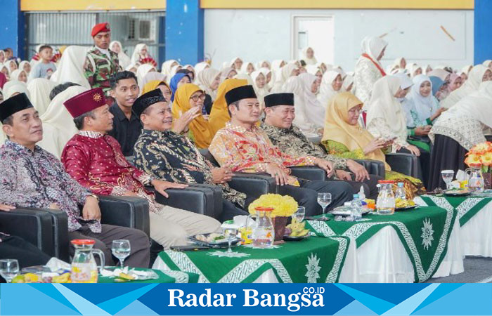 Tampak hadir Bupati Lamongan Yuhronur Efendi dalam Resepsi Milad Pimpinan Wilayah Nasyiatul Aisyiyah Jawa Timur di Gedung Sport Center Lamongan, Sabtu (6/7/2024). (Dok foto Porkopim)