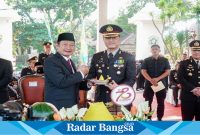 Bupati Lamongan Yuhronur Efendi saat memberikan potongan tumpeng kepada  Kepala Kepolisian Resor  Lamongan AKBP Bobby A. Condroputra  Pada peringatan Hari Bhayangkara ke-78 yang berlangsung Senin (1/7) di Alun-alun (ist)