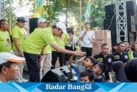 Pak Yes saat melepas peserta Mlaku Bareng di alun-alun Lamongan (IST)