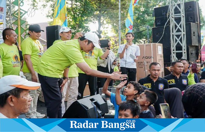 Pak Yes saat melepas peserta Mlaku Bareng di alun-alun Lamongan (IST)