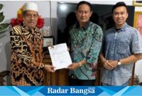 KH. Abdul Ghofur, pimpinan Ponpes Sunan Drajat saat menyerahkan surat tugas kepada Yuhronur Efendi (YES) dan Dirham Akbar Aksara sebagai Calon Bupati dan Wakil Bupati Lamongan untuk periode 2024-2029. (IST)