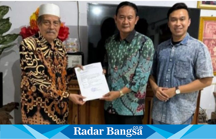 KH. Abdul Ghofur, pimpinan Ponpes Sunan Drajat saat menyerahkan surat tugas kepada Yuhronur Efendi (YES) dan Dirham Akbar Aksara sebagai Calon Bupati dan Wakil Bupati Lamongan untuk periode 2024-2029. (IST)