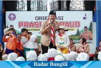 Kak Yes, sapaan akrab Kamabicab Lamongan, saat meluncurkan Orientasi Kepramukaan Prasiaga PAUD se-Wilker 1 di Sport Center Lamongan, Selasa (16/7/2024). (ist)