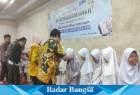 Branch Manager BRI Lamongan, Edy Hariyadi, saat berbagi ke anak Yatim di Masjid Baiturrahman, di kompleks gedung BRI Branch Office Lamongan, pada Selasa sore, (16/07/2024) (IST)