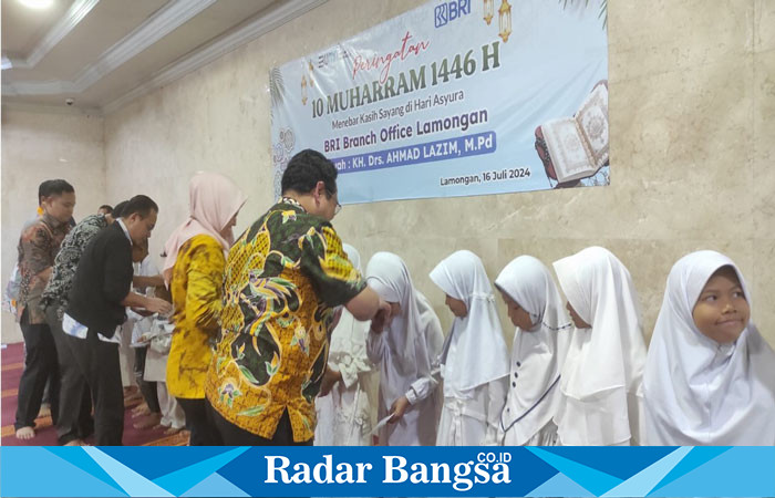 Branch Manager BRI Lamongan, Edy Hariyadi, saat berbagi ke anak Yatim di Masjid Baiturrahman, di kompleks gedung BRI Branch Office Lamongan, pada Selasa sore, (16/07/2024) (IST)