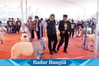 Bupati Lamongan, Pak Yes  saat menghadiri Kontes Regional Jawa, Kambing Pe Kaligesing, dan Domba untuk memperebutkan piala Bupati Cup  yang digelar di Desa Tunggul, Kecamatan Paciran, Kabupaten Lamongan pada Minggu (21/7/2024). (IST)
