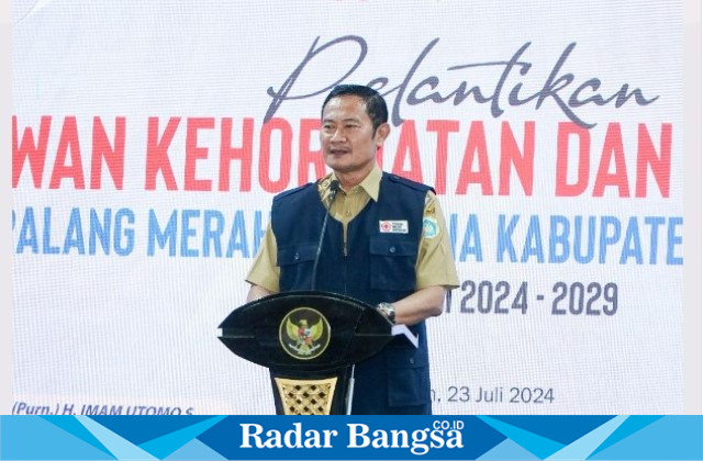 Bupati Lamongan, Yuhronur Efend saat sambutanya di acara pelantikan  Dewan Kehormatan dan Pengurus Palang Merah Indonesia (PMI) Kabupaten Lamongan masa bakti 2024-2029 di Pendopo Lokatantra Kabupaten Lamongan, pada hari Selasa (23/7/2024) (IST)