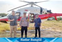 (kanan) Kanit Reskrim Polsek Tikung, IPTU Sono SH (tengah) Kapolsek Tikung, IPTU Tulus Haryanto, S.E., M.H., (kiri) Kanit Intel Polsek Tikung Bripka Lendy  saat di lokasi mendaratnya  Heli Bell 427 di Sirkuit Joto Sanur, Lamongan pada,Selasa (23/07)  (IST)