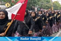 Ratusan guru saat jalan kaki dari GOR Lamongan menuju pendopo Kecamatan Kembangbahu usai menerima SK PPPK (IST)