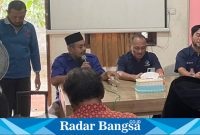 Ketua DPD Partai NasDem Kabupaten Kediri, Drs. H. Lutfi Mahmudiono (tengah) diapit Sekretaris DPD, Andik Mashudi, S.Sos, dan Wakil Ketua Bidang OKK, Khusnul Arif, S.Sos (foto: Hikam)