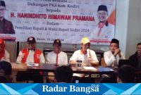 Marenda Darwis didampingi pengurus DPD PKS dan Anggota DPRD Kabupaten Kediri 2024-2029, Sulistyo Budi, S.I.P, Reni Ramawati, A.md dan Suhairi Maghfur saat Press Release di Kedai Expo (foto: Hikam)