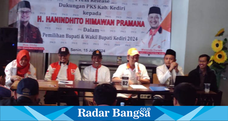 Marenda Darwis didampingi pengurus DPD PKS dan Anggota DPRD Kabupaten Kediri 2024-2029, Sulistyo Budi, S.I.P, Reni Ramawati, A.md dan Suhairi Maghfur saat Press Release di Kedai Expo (foto: Hikam)